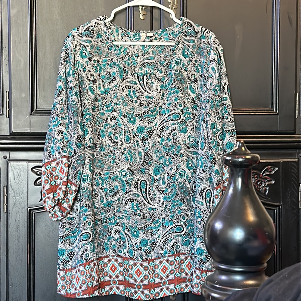 18/20W chic top with an extra long paisley meets southwest vibe Cato plus size